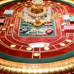 Ein luxuriöser Baccarat Tisch mit Karten und Jetons.|Strategische Züge am Baccarat Tisch.