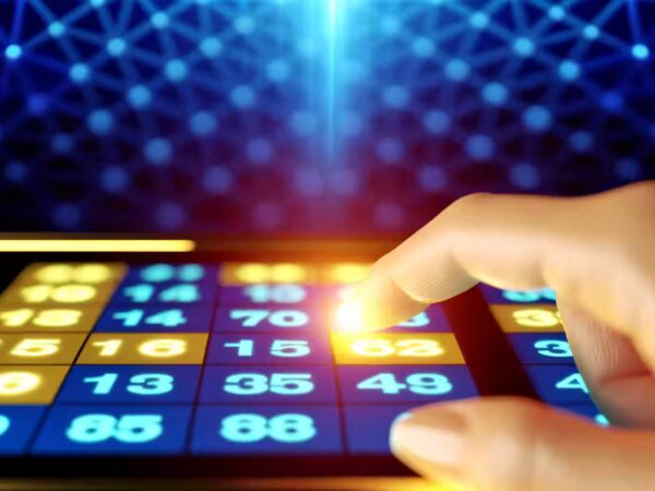 Hand tippt digitale Keno-Zahlen auf futuristischem Interface|Person spielt konzentriert Keno am Laptop|Keno-Auszahlungstabelle mit markierten Zahlen
